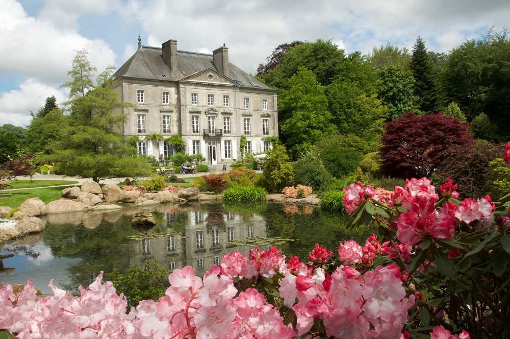 Vue sur le château de la Foltière au Parc Botanique de Haute Bretagne